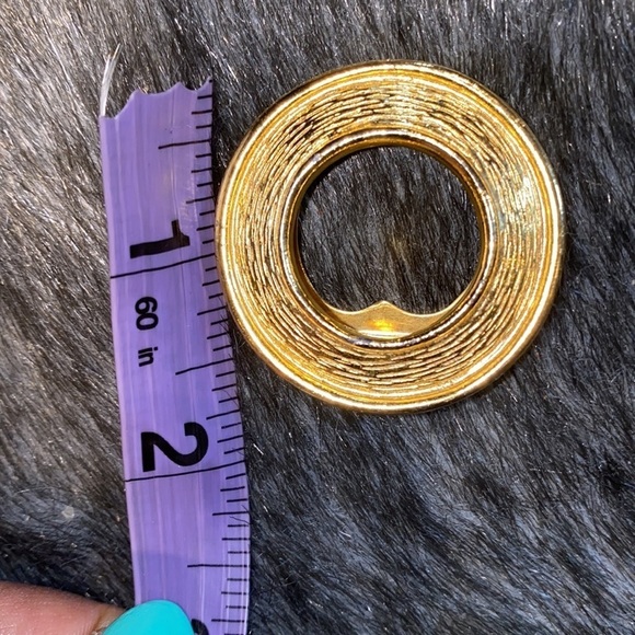 Vintage brushed gold tone round clip  pin brooch - Picture 8 of 10